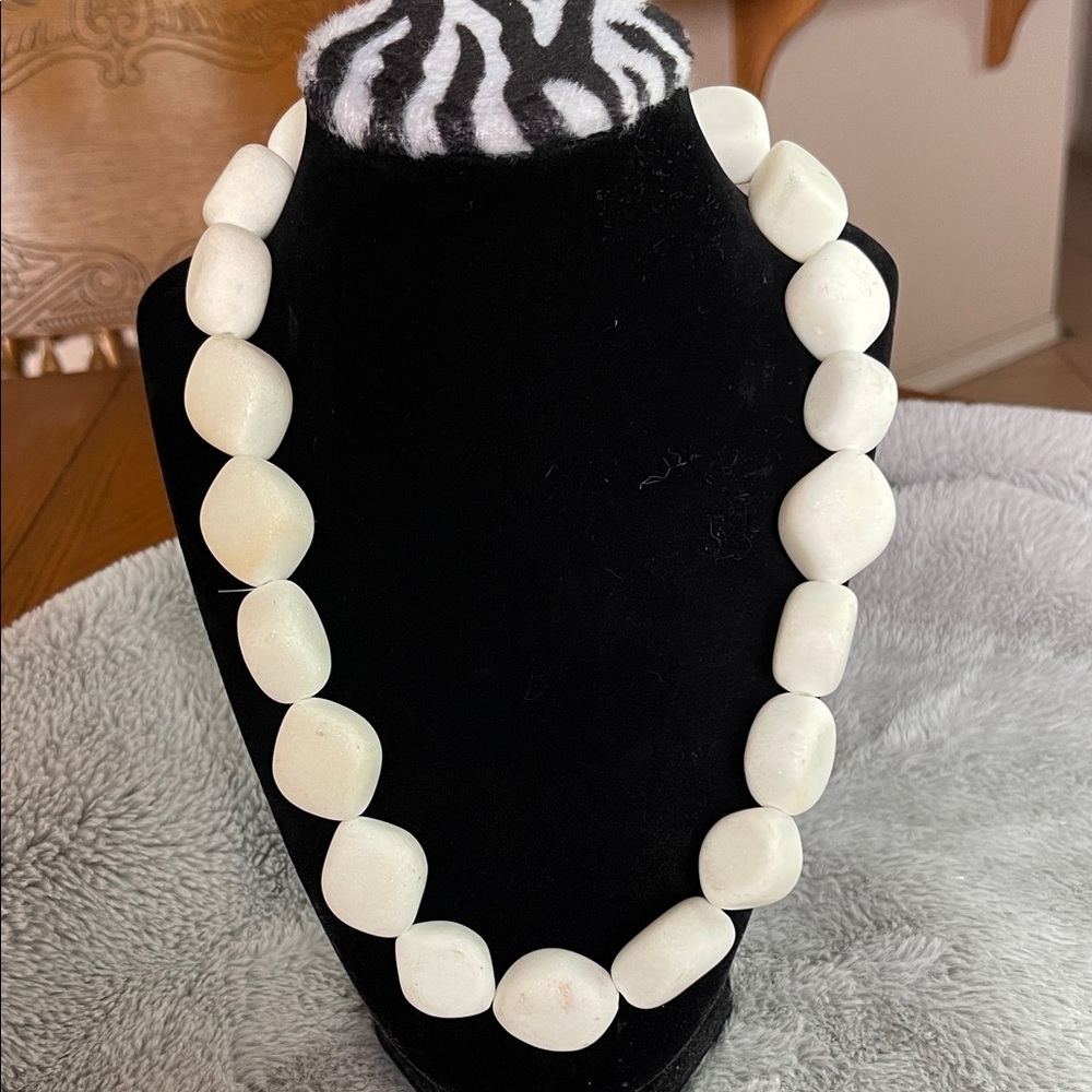 Elegant White Beaded Jewelry Set - Picture 2 of 7